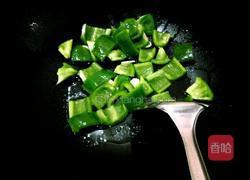 腐竹鲮鱼片炒圆椒的做法图解4