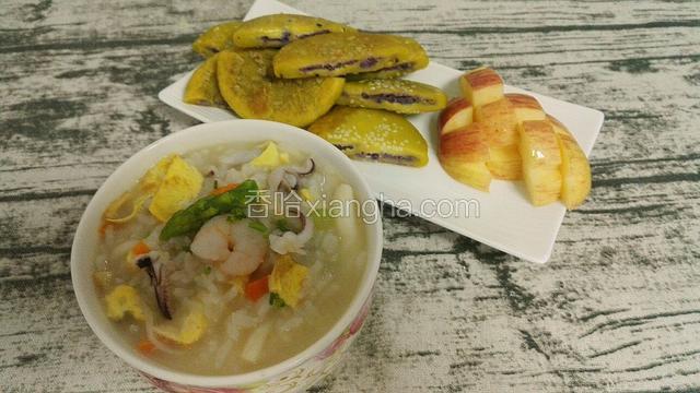 一碗海鲜泡饭配上紫薯馅南瓜饼，美美哒