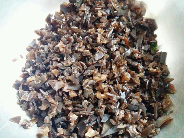 木耳冷水泡发洗净 切碎