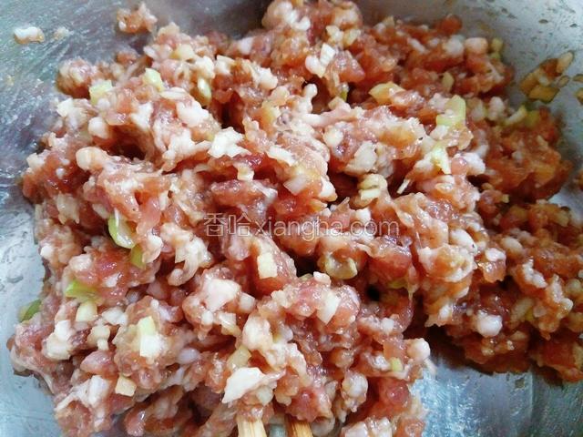 肉馅加入所有辅料 搅匀