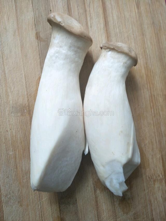鸡腿菇洗净备用