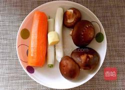 香菇肉馅蒸饺的做法图解1