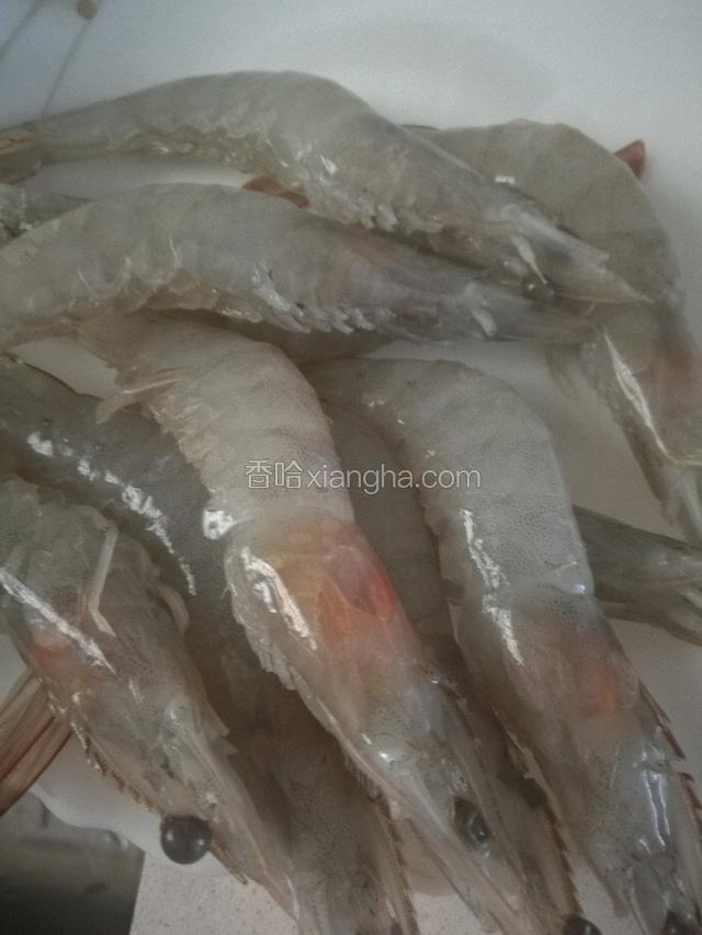 虾洗净剪掉须子和虾脚。