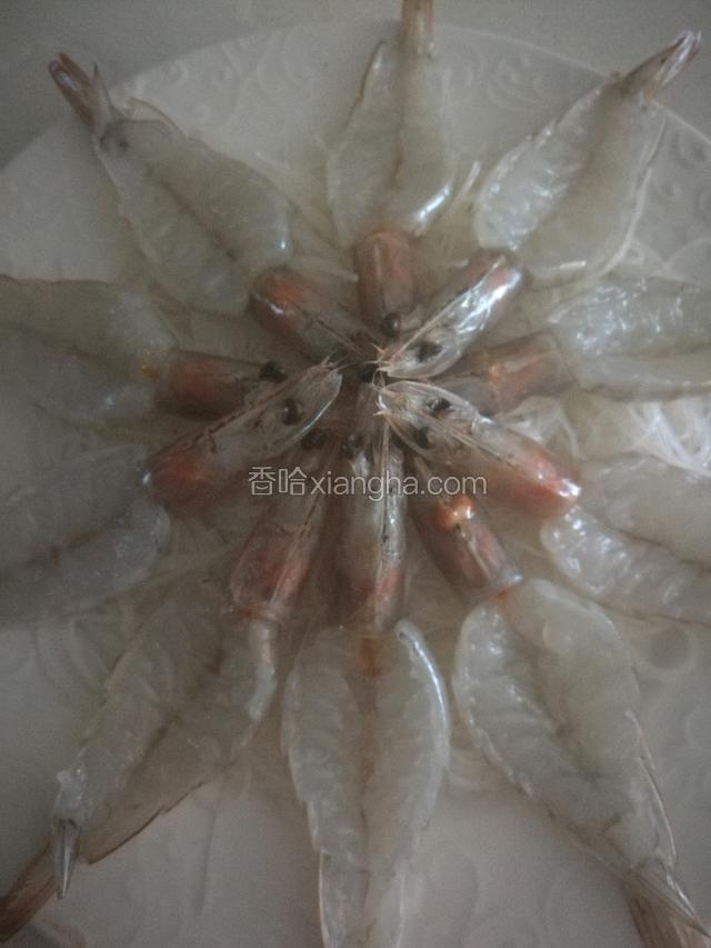 换了个大一点的碟子，把虾全部摆好。