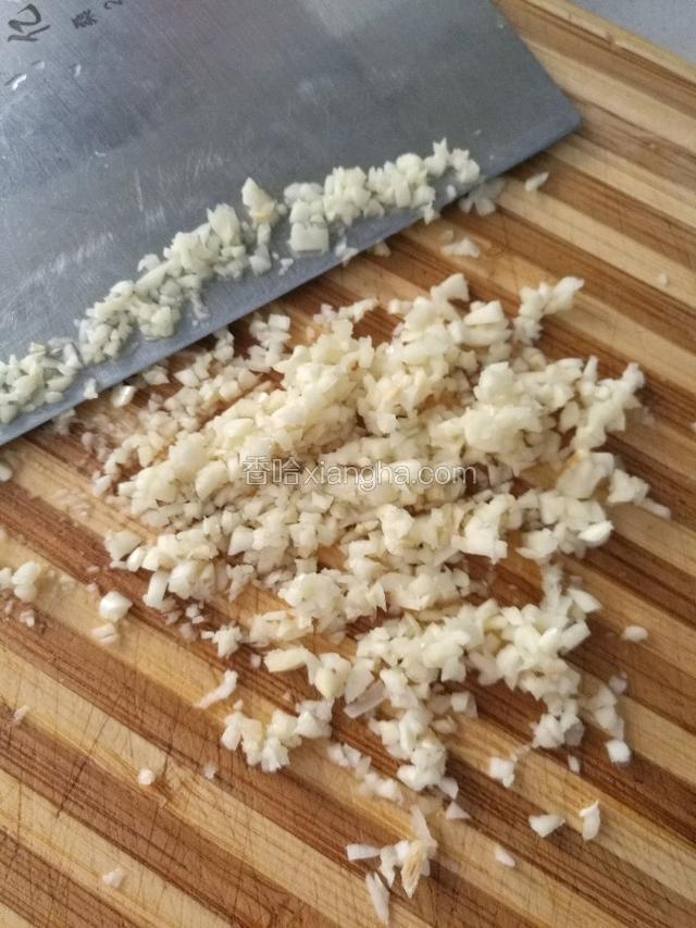 大蒜剁成沫。