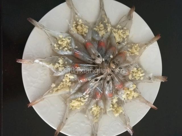 撒在虾的上面。