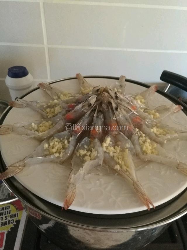 锅中放水，水开后蒸6分钟。