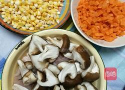 香菇胡萝卜玉米水饺的做法图解1