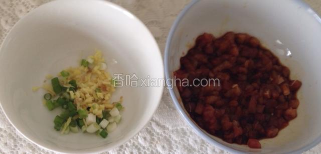 牛肉用清水浸泡出血水后切碎，用生抽和料酒腌制半小时左右，葱姜切碎备用