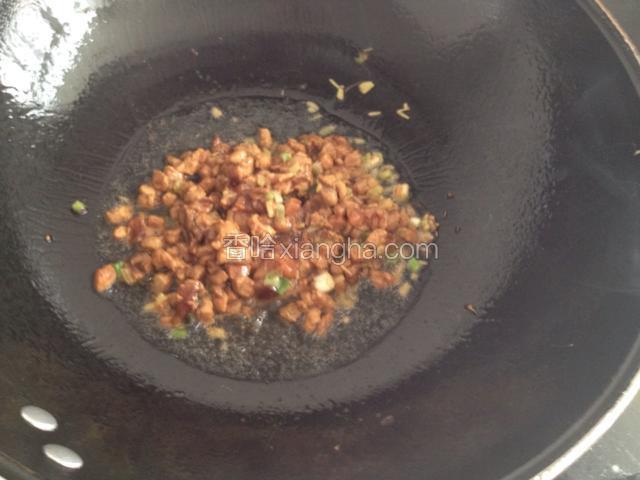 放入牛肉煸炒