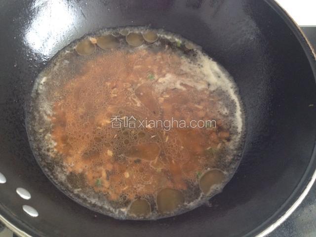 炒至牛肉变色倒入开水