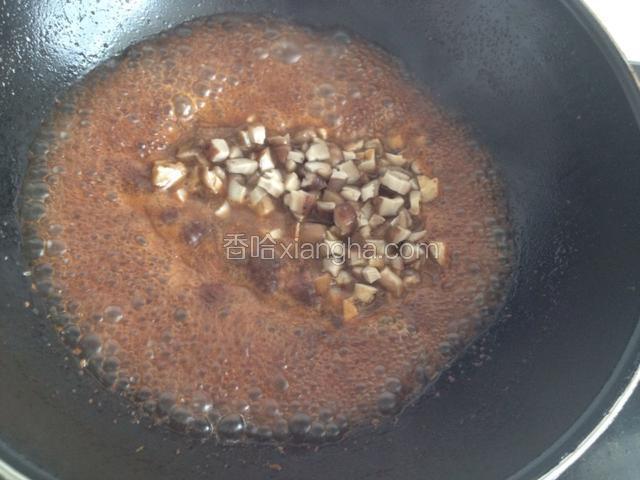 牛肉煮熟后放入花菇