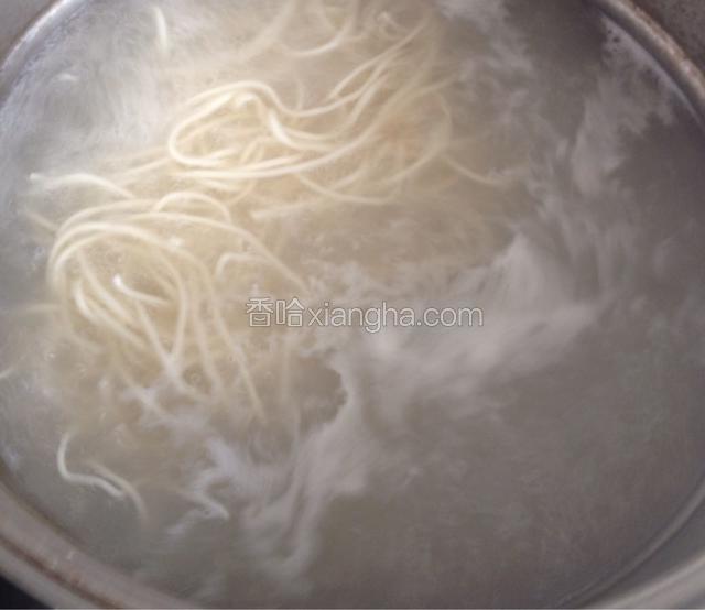 另起锅放水烧开，把面条放进去煮熟