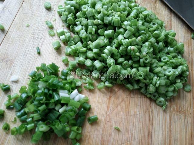 豆角和葱分别洗净沥干，豆角切小粒，葱切小段