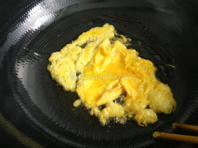 锅内下入适量的油预热微冒烟，下入打散的鸡蛋炒熟