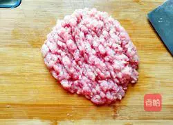 Illustration of how to make carrot and fungus lean meat dumplings 2