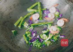 奶油虾仁芦笋面的做法图解4