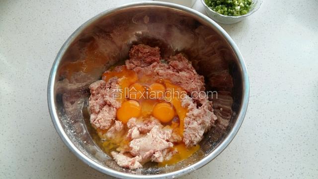 肉馅儿里打入鸡蛋搅拌均匀。