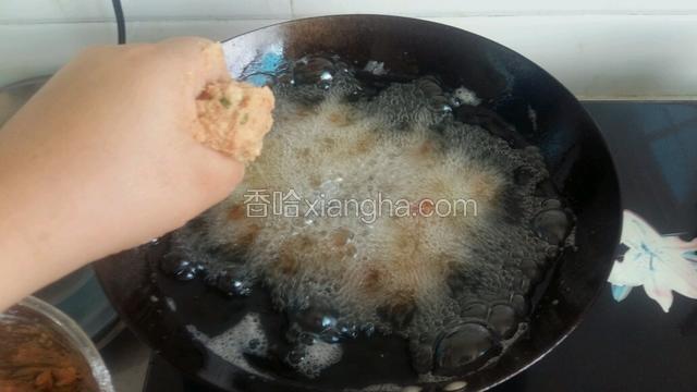 锅里坐宽油烧开，用虎口挤出肉丸子，用勺子刮下来中火炸至金黄。