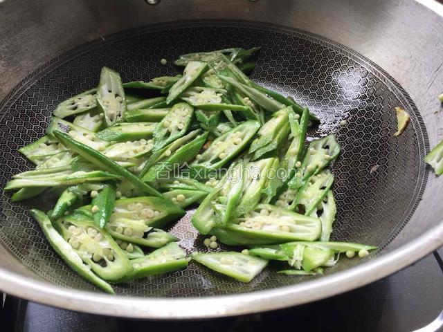 翻炒均匀如果很干加少量水