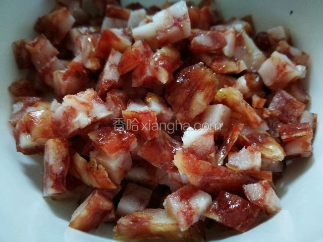 选用金华腊肠（个人觉得这腊肠炒出来跟米饭，鸡蛋，能颗颗分明、香。）
