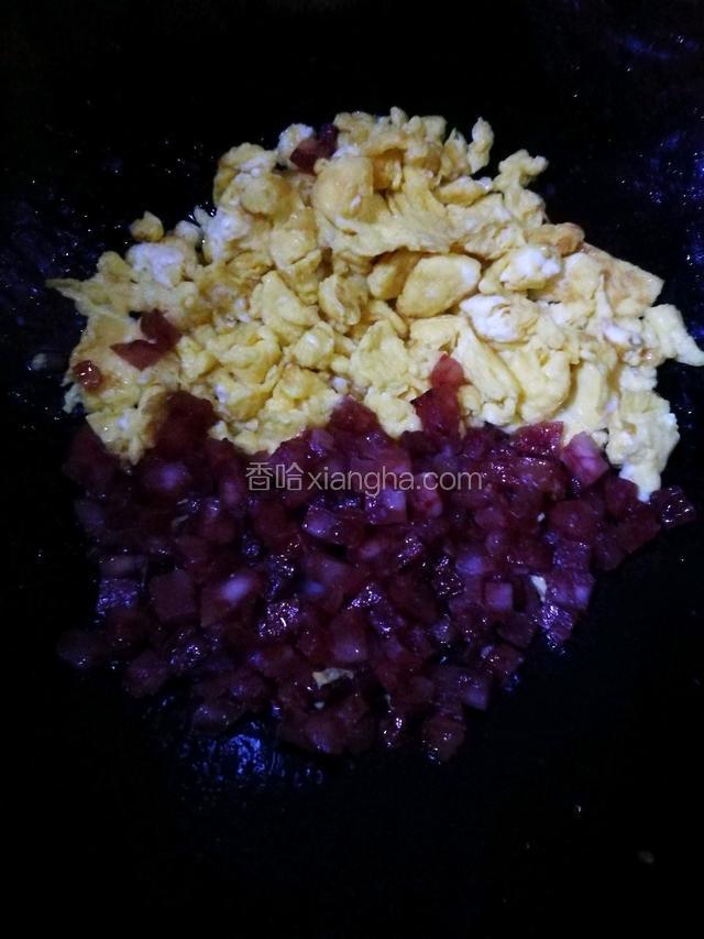 锅里放入食用油将蛋炒好，在放入准备好的腊肠丁，与鸡蛋一同翻炒均匀后（重点：记得加适量盐+酱油）
