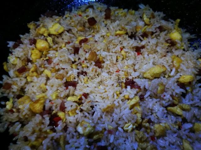 再将准备好的米饭放入锅中一同翻炒均匀（温馨提醒：如是新手担心手忙脚乱，可以将火关小点，以免焦掉。）数分钟后就可以出锅啦