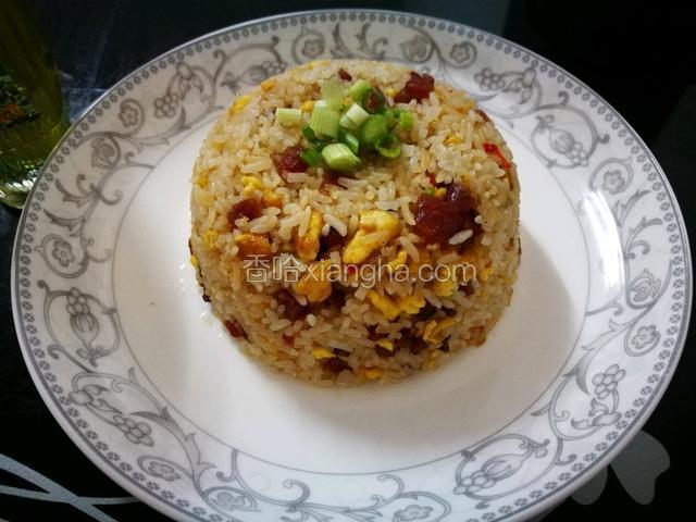 热乎乎的香辣腊肠炒饭出来了