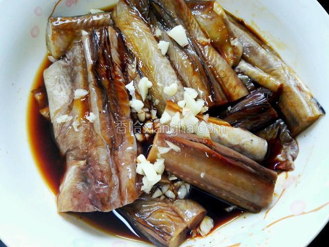 也可以加入适量蒜末，腌制三小时左右，这样可以使鳗鱼更入味