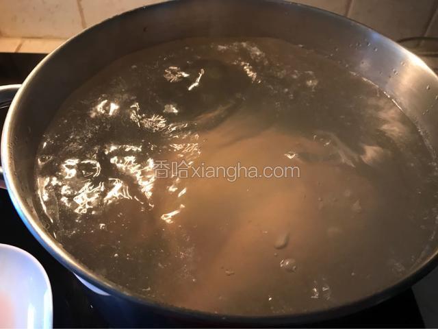 水烧滚后把鸡放入锅里，火关上。