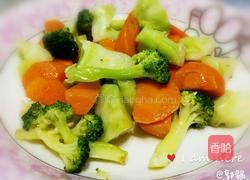 胡萝卜炒西兰花的做法图解5