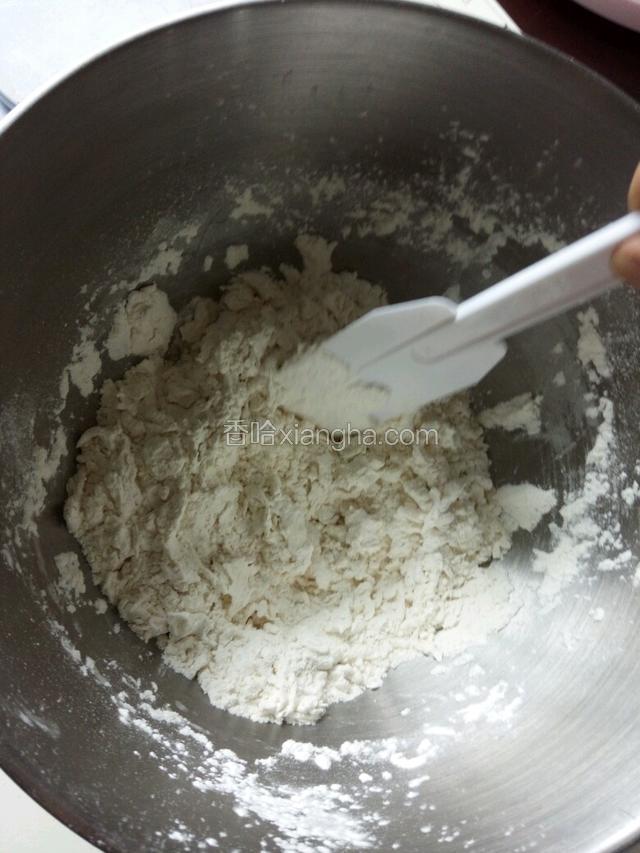 将高筋面粉和低筋面粉混合加入酵母搅拌均匀。