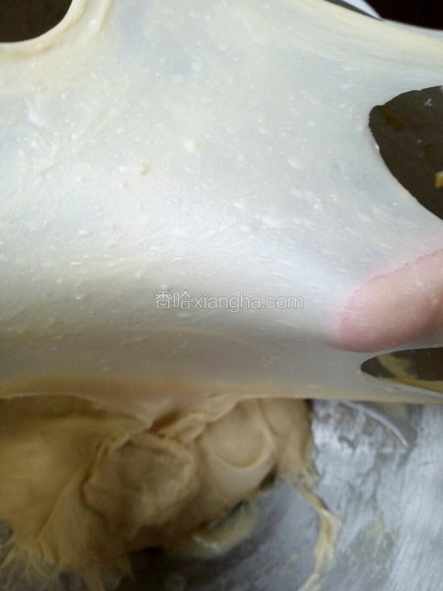 厨师机先低速搅拌4分钟再高速至出现薄膜 大概需要12到15分钟左右。（牧人王双刀厨师机）由于厨师机功率不同，只要面团出现不容易破薄膜就可以了。面包机也是可以的时间不同。