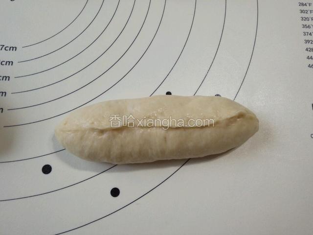 从厚侧往薄边卷，缝隙捏紧。