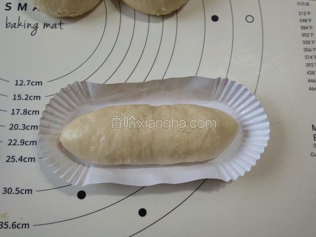反过来正面朝上放入船型纸托，没有的可以在烤盘内铺油纸直接放入。