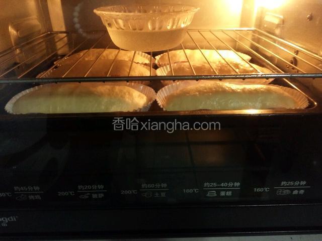 准备第2次发酵……烤箱内部放一碗滚烫开水，保持湿度。25分钟左右。面包发到1.5倍大小左右。
