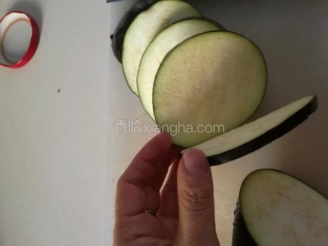 茄子切成2片连在一起的连刀片。