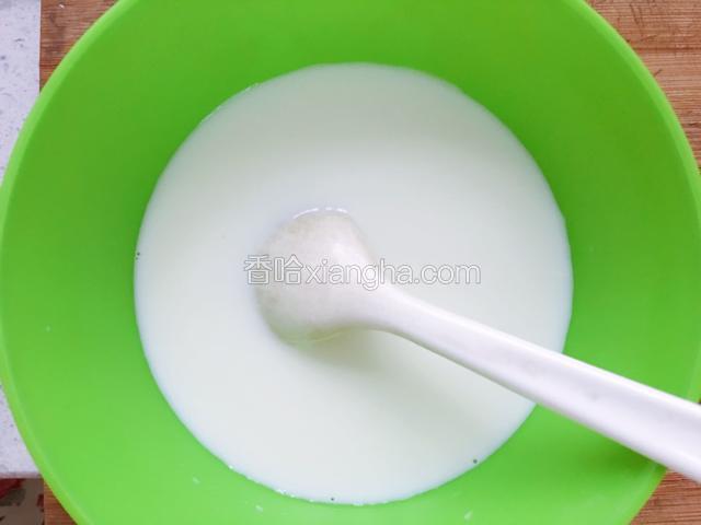 把白糖放牛奶里面，隔温水搅拌至融化