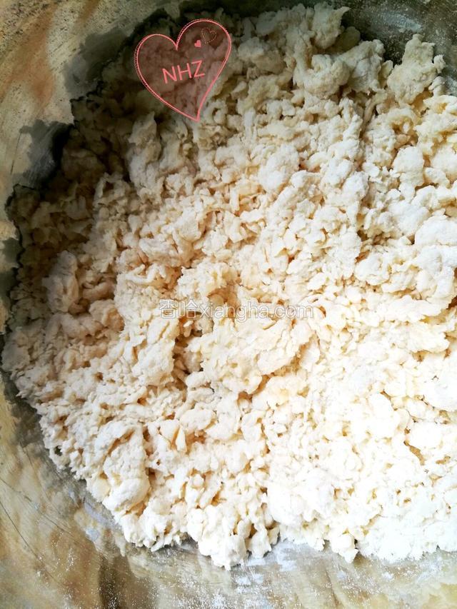 面粉加糖 盐 酵母 牛奶拌成絮状静置15分钟