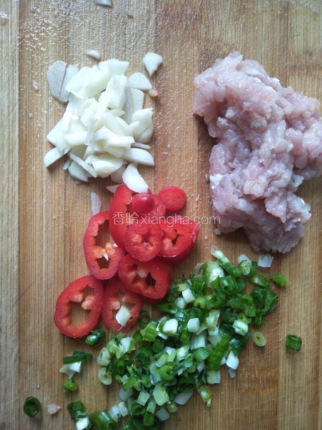 瘦肉剁肉末，葱，蒜头切碎，红辣椒切段