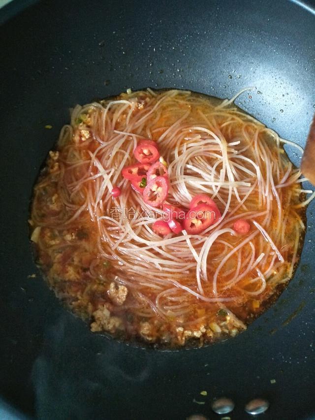倒入粉丝和红辣椒把粉丝煮软