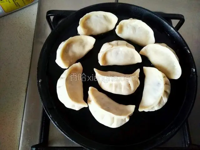 依次放上饺子