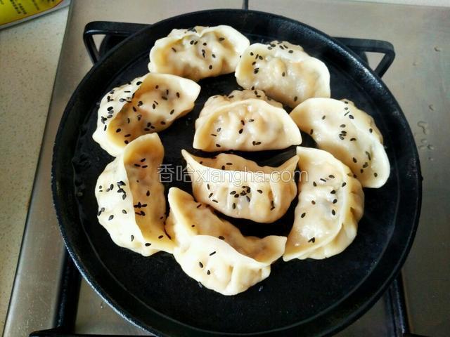 待水烧干撒黑芝麻