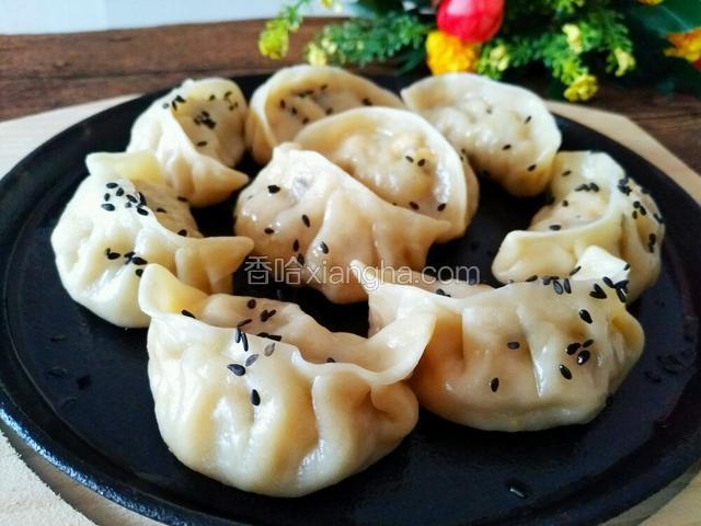 手工的饺子皮看起来晶莹剔透，吃起来Q弹哦