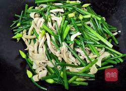 韭菜苔炒鸭肠的做法图解10