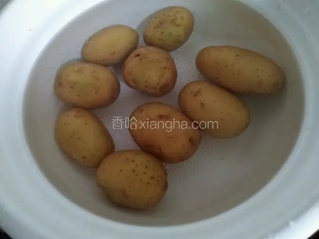 小土豆冷水入锅煮15分钟左右