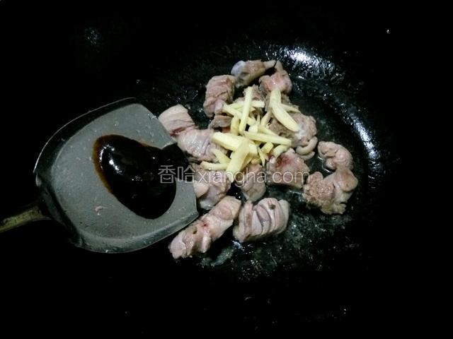 放姜、柱侯酱、料酒、酱油、炒至鸭上色