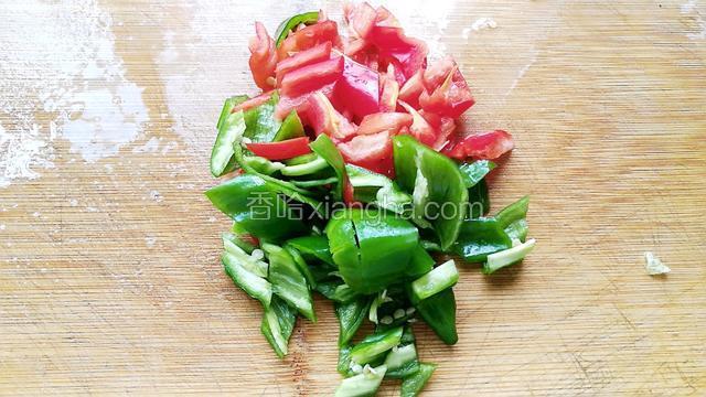青红椒切菱形片。