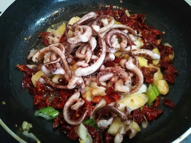 再次倒入鱿鱼