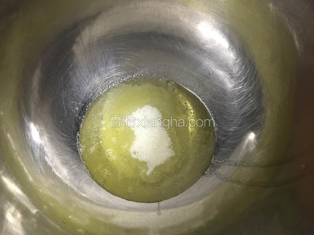 蛋清和蛋黄分离.柠檬汁加糖加蛋清打发